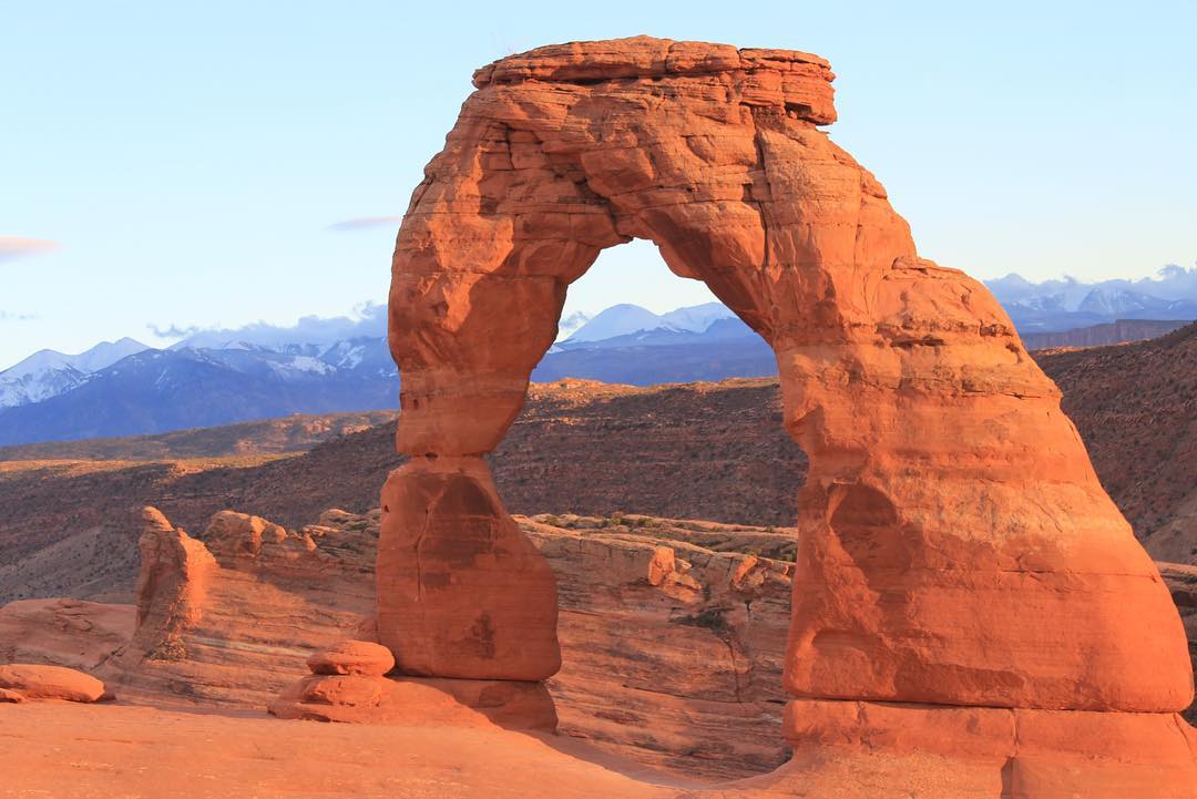 Delicate Arch at sunset. (Slide to see the amazing ways it changes as the light hits in different ways). And check out those La Sal Mountains peeping through. 🏔 • This was one of those places on our trip. And it didn’t disappoint. Such insane beauty! •