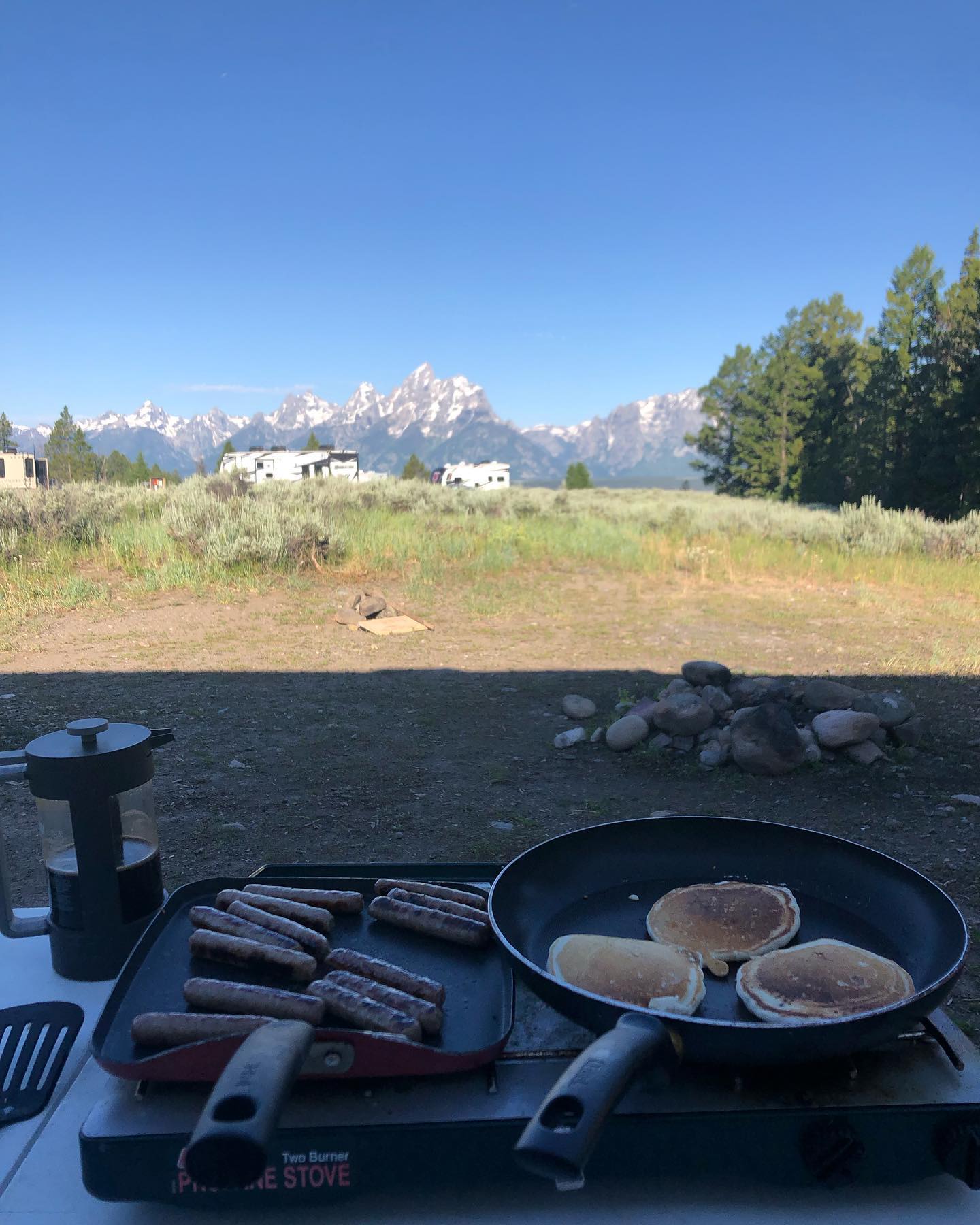 Breakfast with a view . • I’ll be honest I’m not the mom that loves making delicious meals for my family all the time. Many, many (well maybe most days) I think, “Man, it can’t be time to feed them again.”  • But the view of these mountains made me so stoked to cook up a tasty breakfast for us all. And ya know, I need all the motivation I can get. •